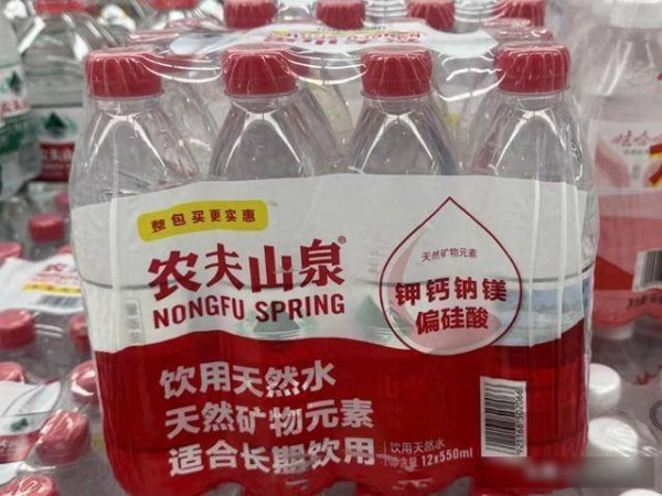 实盘配资平台 钟睒睒否认农夫山泉代工传闻背后，纯净水产品代工现象较普遍
